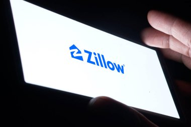 Dhaka, Bangladeş - 22 Şubat 2024: Zillow logosu akıllı telefonda sergileniyor.