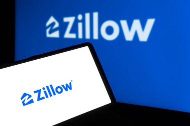 Dhaka, Bangladeş - 22 Şubat 2024: Zillow logosu akıllı telefonda sergileniyor.