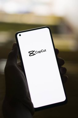 Dhaka, Bangladeş - 24 Şubat 2024: CapCut logosu akıllı telefonda gösteriliyor.
