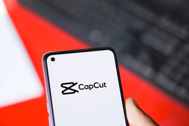 Dhaka, Bangladeş - 24 Şubat 2024: CapCut logosu akıllı telefonda gösteriliyor.