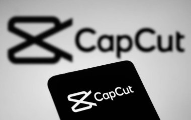 Dhaka, Bangladeş - 24 Şubat 2024: CapCut logosu akıllı telefonda gösteriliyor.