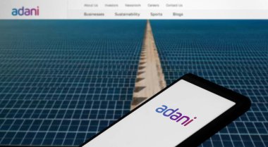 Dhaka, Bangladeş - 26 Şubat 2024: Adani Grubu logosu akıllı telefonda sergilendi.
