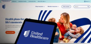 Dhaka, Bangladeş - 27 Şubat 2024: Birleşik Sağlık Hizmetleri logosu akıllı telefonda sergilendi.