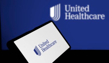 Dhaka, Bangladeş - 27 Şubat 2024: Birleşik Sağlık Hizmetleri logosu akıllı telefonda sergilendi.