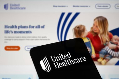 Dhaka, Bangladeş - 27 Şubat 2024: Birleşik Sağlık Hizmetleri logosu akıllı telefonda sergilendi.