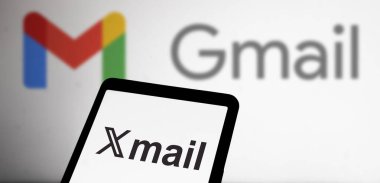 Dhaka, Bangladeş - 27 Şubat 2024: Arkaplanda akıllı telefon ve Gmail logosu gösterilen X posta logosu.