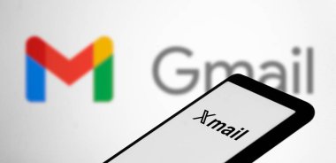 Dhaka, Bangladeş - 27 Şubat 2024: Arkaplanda akıllı telefon ve Gmail logosu gösterilen X posta logosu.