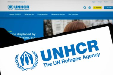 Dhaka, Bangladeş - 05 Mart 2024: Birleşmiş Milletler Mülteciler Yüksek Komiserliği (UNHCR) logosu akıllı telefonda sergileniyor.