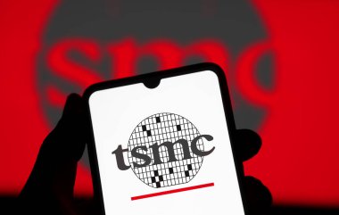 Dhaka, Bangladeş - 10 Mart 2024: TSMC logosu akıllı telefonda sergilenmektedir. Tayvan yarı iletken üretim şirketi Limited (TSMC), Tayvanlı yarı iletken imalat şirketidir..