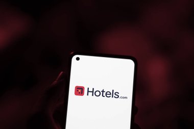 Dhaka, Bangladeş - 13 Mart 2024: Hotels.com logosu akıllı telefondan gösteriliyor.