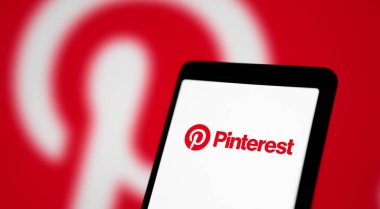 Dhaka, Bangladeş - 14 Mart 2024: Pinterest logosu akıllı telefonda sergileniyor.