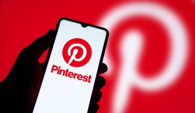 Dhaka, Bangladeş - 14 Mart 2024: Pinterest logosu akıllı telefonda sergileniyor.