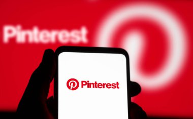 Dhaka, Bangladeş - 14 Mart 2024: Pinterest logosu akıllı telefonda sergileniyor.