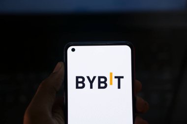 Dhaka, Bangladeş - 15 Mart 2024: Bybit logosu akıllı telefonda gösteriliyor.