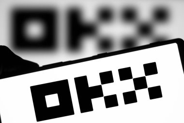 Dhaka, Bangladeş - 15 Mart 2024: Okx logosu akıllı telefonda gösteriliyor. Okx bir kripto para birimi platformu.