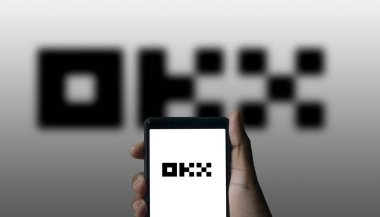 Dhaka, Bangladeş - 15 Mart 2024: Okx logosu akıllı telefonda gösteriliyor. Okx bir kripto para birimi platformu.