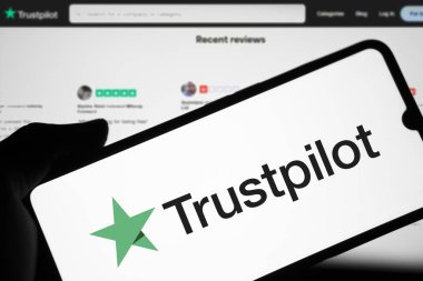 Dhaka, Bangladeş - 19 Mart 2024: Güvenilir pilot logosu akıllı telefonda gösteriliyor.