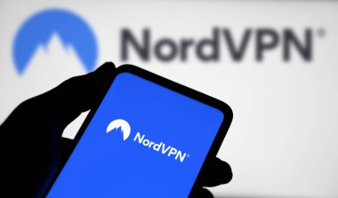 Dhaka, Bangladeş - 19 Mart 2024: NordVPN logosu akıllı telefonda gösteriliyor.
