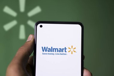 Dhaka, Bangladsh- 20 Mart 2024: Walmart logosu akıllı telefonda sergileniyor.