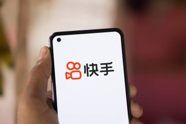 Dhaka, Bangladeş - 22 Mart 2024: Kuaishou logosu akıllı telefonda gösteriliyor.