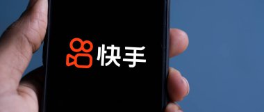 Dhaka, Bangladeş - 22 Mart 2024: Kuaishou logosu akıllı telefonda gösteriliyor.