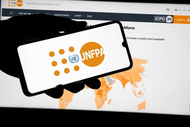 Dhaka, Bangladeş - 28 Mart 2024: UNFPA logosu akıllı telefonda sergileniyor.
