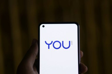 Dhaka, Bangladeş - 28 Mart 2024: You.com logosu akıllı telefonda gösteriliyor.