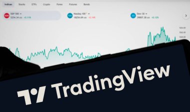 Dhaka, Bangladeş - 29 Mart 2024: TradingView logosu akıllı telefonda sergileniyor.