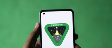 Dhaka, Bangladeş - 02 Nisan 2024: Android 15 logosu akıllı telefonda gösteriliyor. Android 15, Android mobil işletim sisteminin yaklaşan büyük bir sürümü..