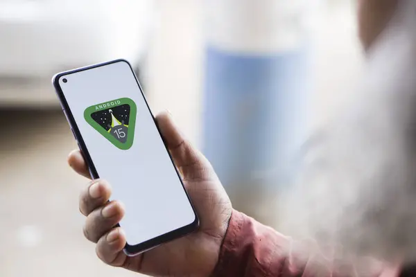 Dhaka, Bangladeş - 02 Nisan 2024: Android 15 logosu akıllı telefonda gösteriliyor. Android 15, Android mobil işletim sisteminin yaklaşan büyük bir sürümü..