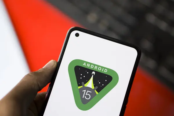 Dhaka, Bangladeş - 02 Nisan 2024: Android 15 logosu akıllı telefonda gösteriliyor. Android 15, Android mobil işletim sisteminin yaklaşan büyük bir sürümü..