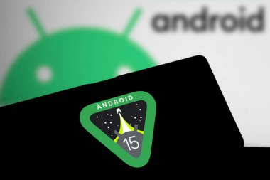 Dhaka, Bangladeş - 02 Nisan 2024: Android 15 logosu akıllı telefonda gösteriliyor.