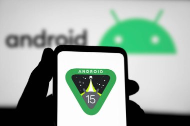 Dhaka, Bangladeş - 02 Nisan 2024: Android 15 logosu akıllı telefonda gösteriliyor.