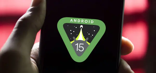 Dhaka, Bangladeş - 02 Nisan 2024: Android 15 logosu akıllı telefonda gösteriliyor.