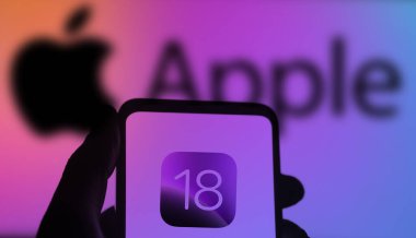 Dhaka, Bangladeş - 05 Nisan 2024: Apple IOS 18 simgesi arkaplanda akıllı telefon ve elma logosu.