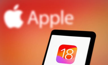 Dhaka, Bangladeş - 05 Nisan 2024: Apple IOS 18 simgesi arkaplanda akıllı telefon ve elma logosu.