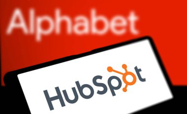 Dhaka, Bangladeş - 06 Nisan 2024: Hubspot logosu arka planda akıllı telefon ve alfabe logosunda gösteriliyor.