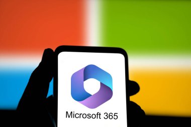 Dhaka, Bangladeş - 08 Nisan 2024: Microsoft 365 logosu akıllı telefonda gösteriliyor.