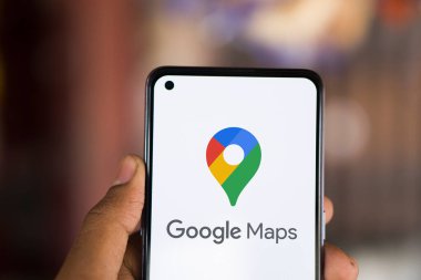 Dhaka, Bangladeş - 09 Nisan 2024: Google Maps logosu akıllı telefonda gösteriliyor.