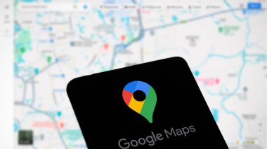Dhaka, Bangladeş - 09 Nisan 2024: Google Maps logosu akıllı telefonda gösteriliyor.