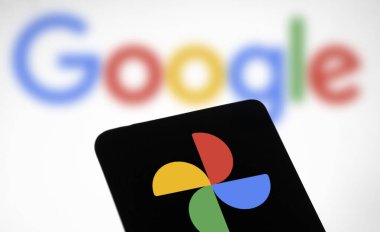 Dhaka, Bangladeş - 10 Nisan 2024: Google fotoğraf logosu akıllı telefonda gösteriliyor.