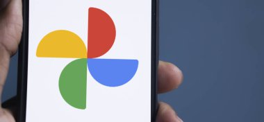 Dhaka, Bangladeş - 10 Nisan 2024: Google fotoğraf logosu akıllı telefonda gösteriliyor.