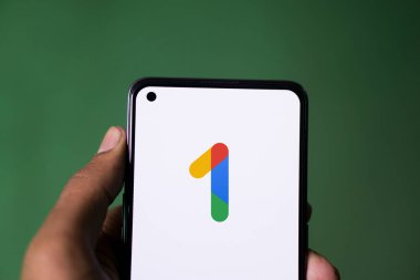 Dhaka, Bangladeş - 10 Nisan 2024: Google One logosu akıllı telefonda gösteriliyor.