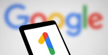 Dhaka, Bangladeş - 10 Nisan 2024: Google One logosu akıllı telefonda gösteriliyor.