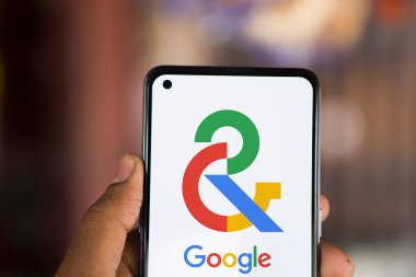 Dhaka, Bangladeş - 10 Nisan 2024: Google Sanat ve Kültür Logosu akıllı telefonda gösteriliyor.