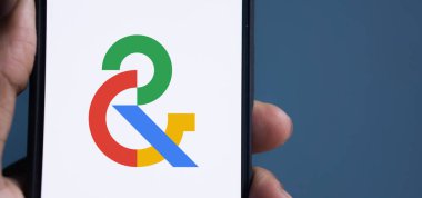 Dhaka, Bangladeş - 10 Nisan 2024: Google Sanat ve Kültür Logosu akıllı telefonda gösteriliyor.