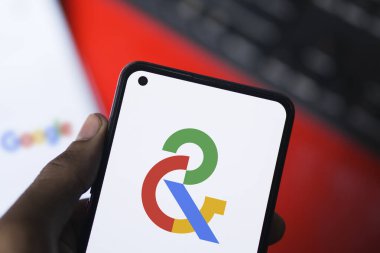 Dhaka, Bangladeş - 10 Nisan 2024: Google Sanat ve Kültür Logosu akıllı telefonda gösteriliyor.