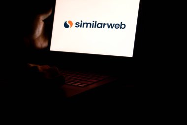 Dhaka, Bangladeş - 10 Nisan 2024: Benzer ağ logosu dizüstü bilgisayarda gösteriliyor.