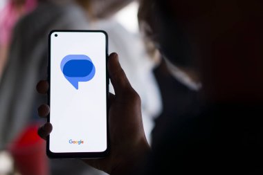 Dhaka, Bangladeş - 13 Nisan 2024: Google mesaj logosu akıllı telefonda gösteriliyor.
