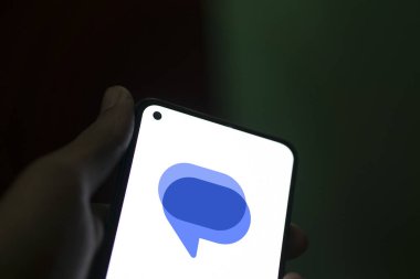 Dhaka, Bangladeş - 13 Nisan 2024: Google mesaj logosu akıllı telefonda gösteriliyor.